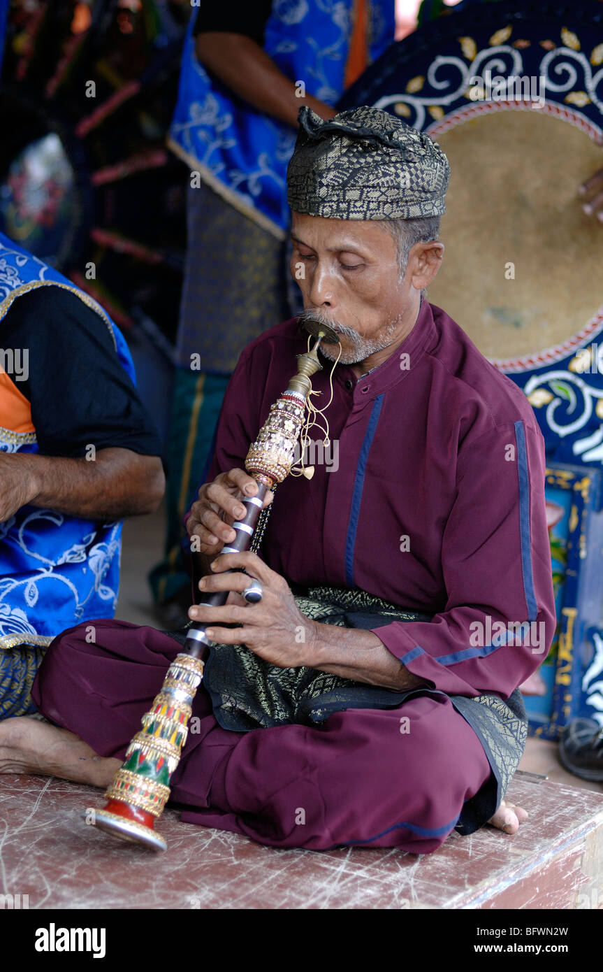 Malay ou Malaysian Flûte joueur ou flûtiste portant un costume traditionnel ou une robe ethnique Kota Bahru Malaisie Banque D'Images