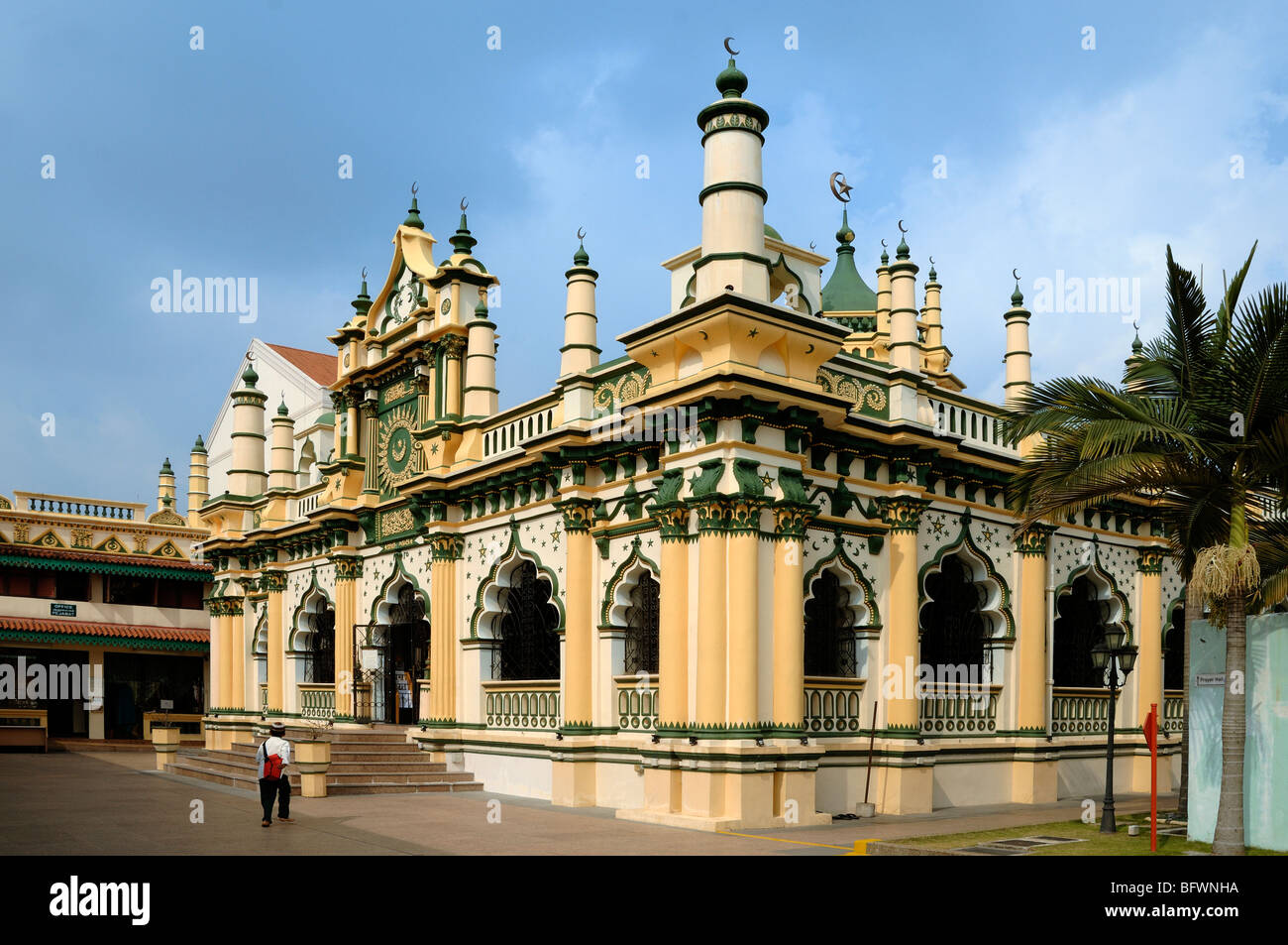 Muslim Man or Boy Enteringf Abdul Gaffoor Mosque (1907) construite dans le style indo-Saracenic, Kampong Kapor, Little India, Singapour Banque D'Images