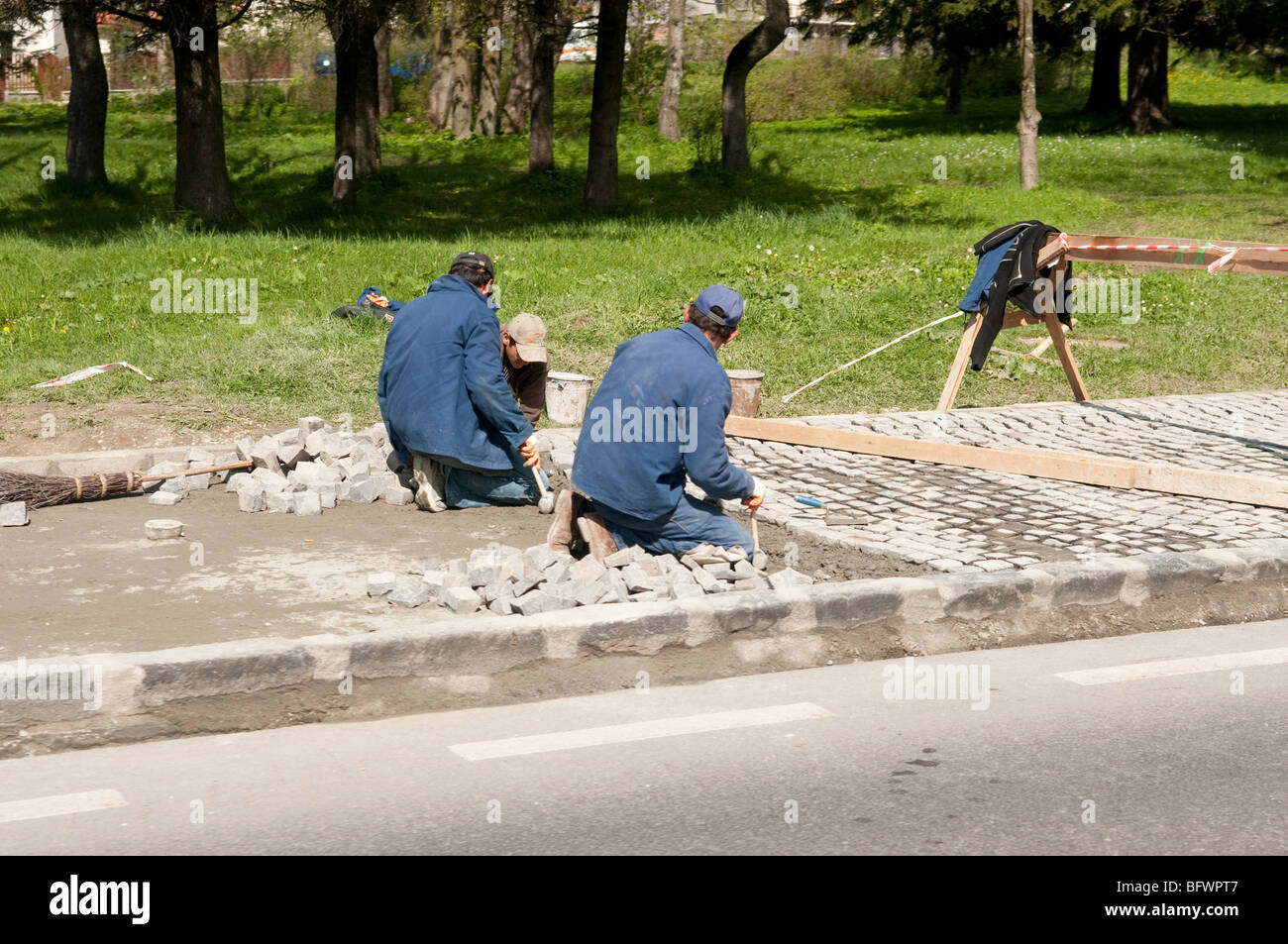 Rues pavées réfection de routes sur la route E60 à Predeal Roumanie Europe de l'Est Banque D'Images