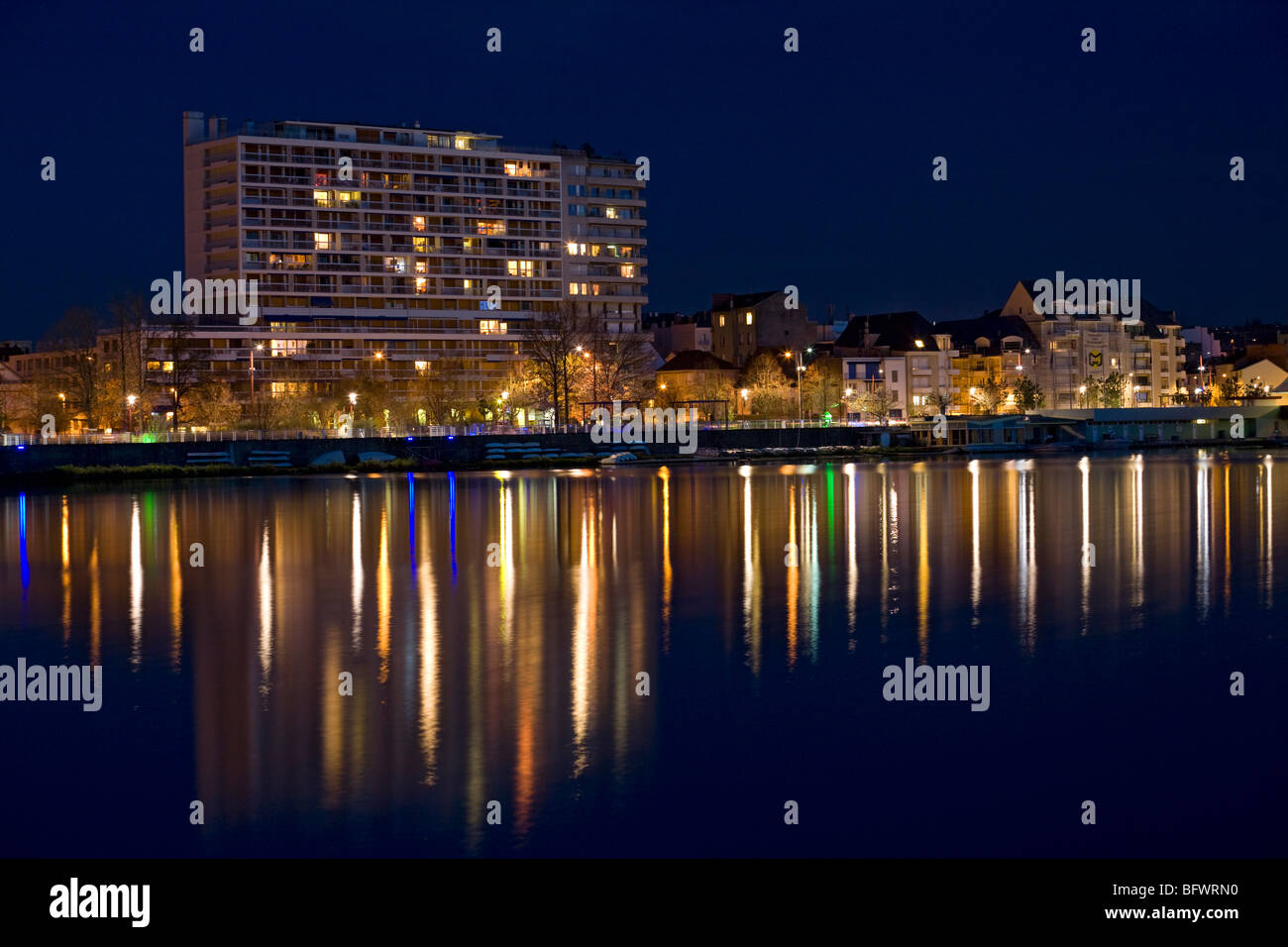 Par nuit, une vue sur un bloc résidentiel à côté du lac de l'Allier (Vichy). Vue de nuit d'un immeuble résidentiel, à Vichy. Banque D'Images