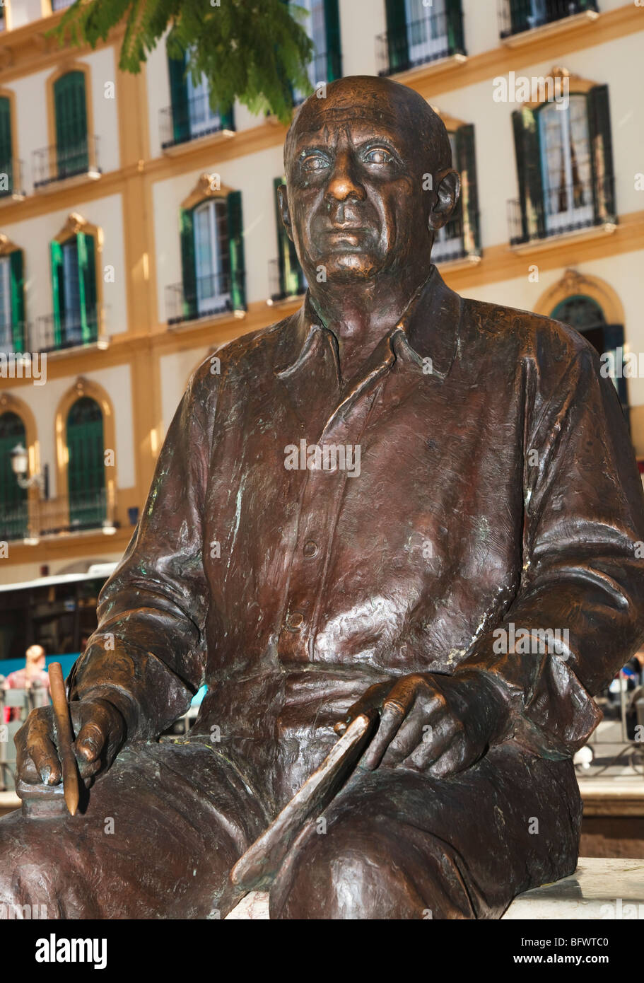 Statue en bronze de Pablo Picasso par Francisco Lopez, dans la Plaza de la Merced, Malaga, Espagne. Banque D'Images