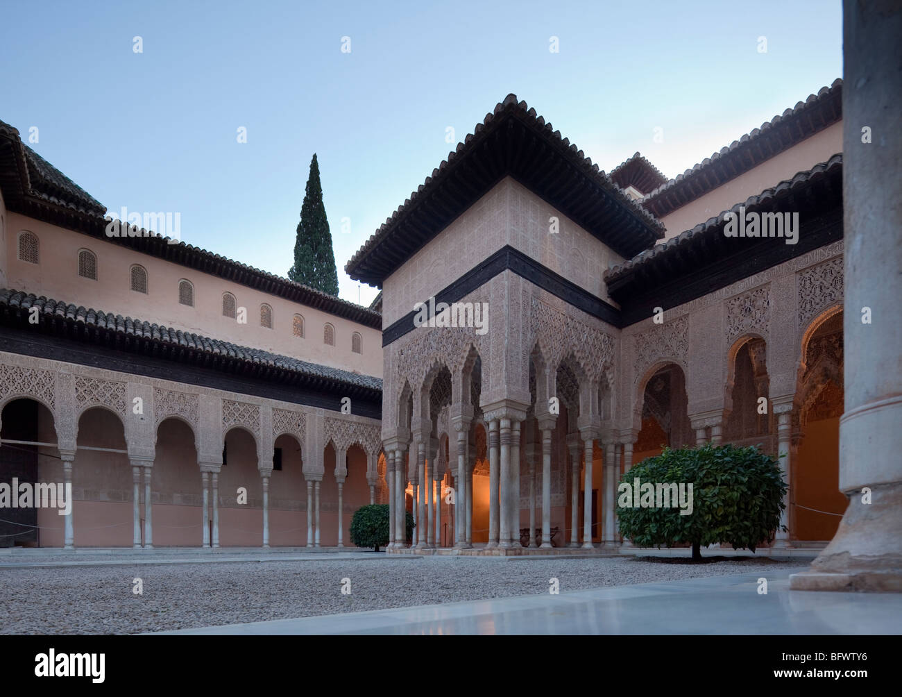 Pavilion et arches, Cour des Lions, à l'Alhambra, Grenade, Espagne Banque D'Images