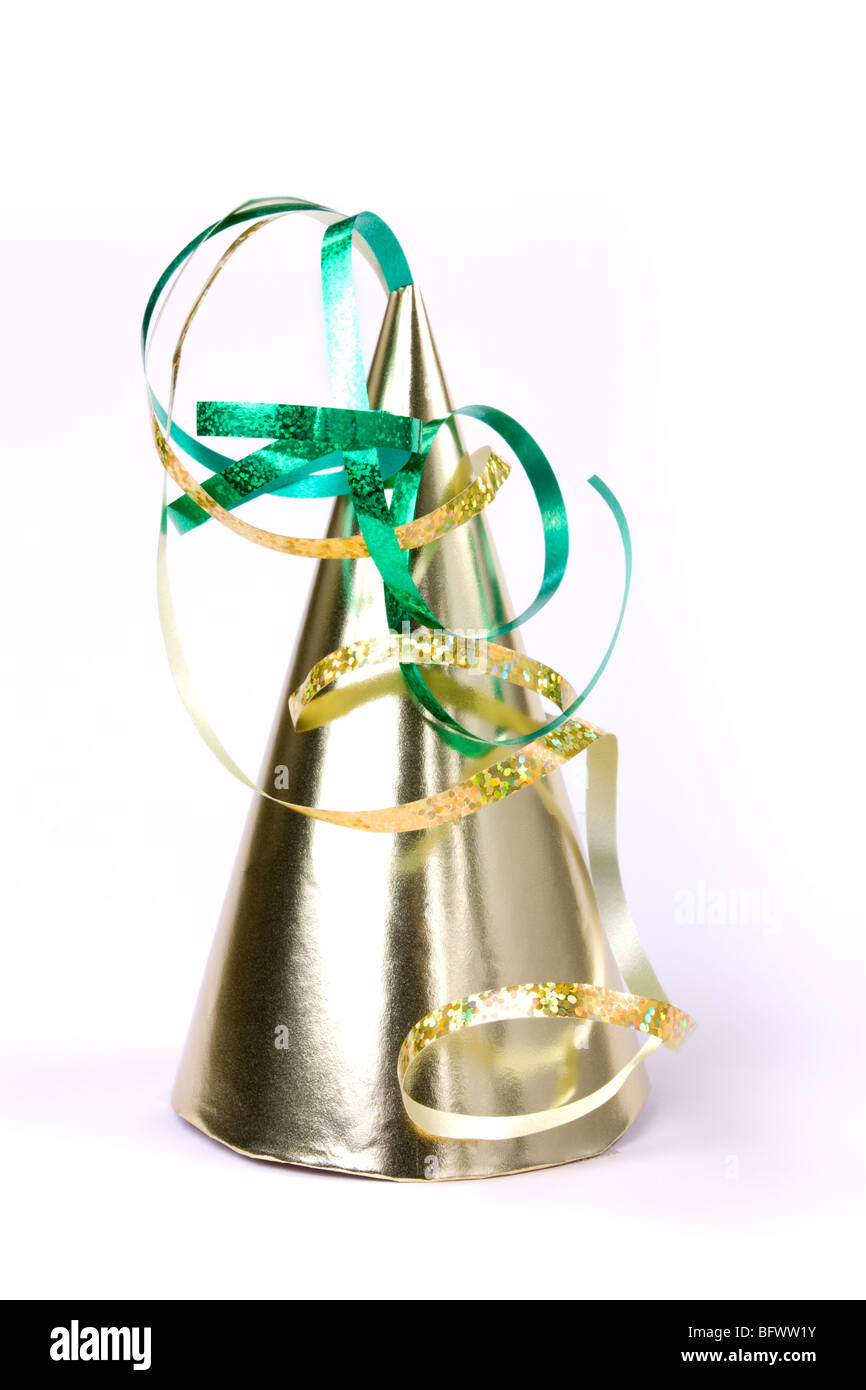 Gold Party Hat avec ruban vert isolés contre fond blanc. Banque D'Images Gold Party Hat avec ruban vert isolés contre fond blanc. Banque D'Images