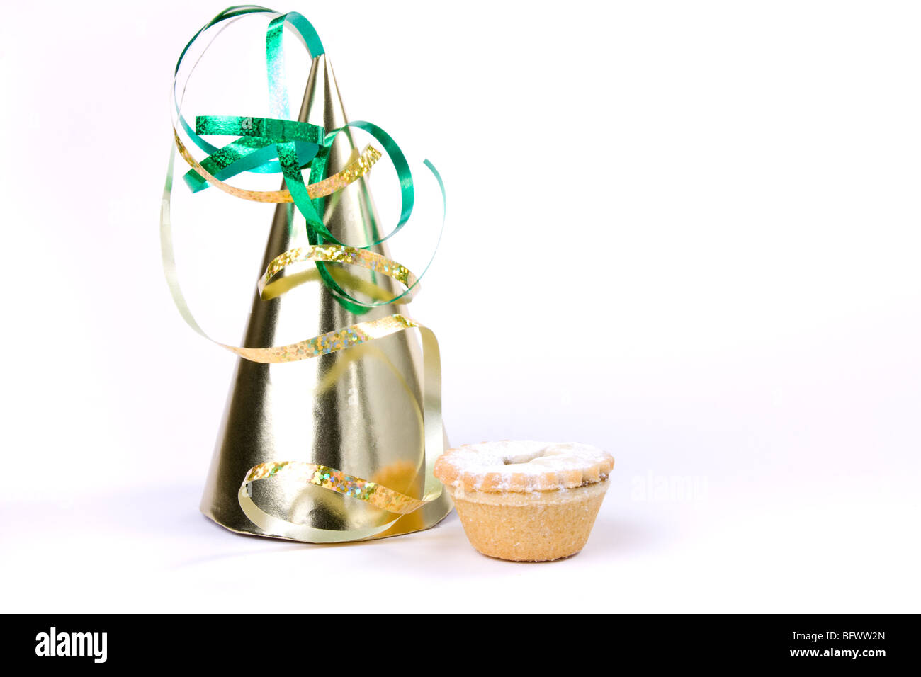 Chapeau de fête en forme de cône et sweet mince tart isolés contre parti blanc pour transmettre food concept. Banque D'Images