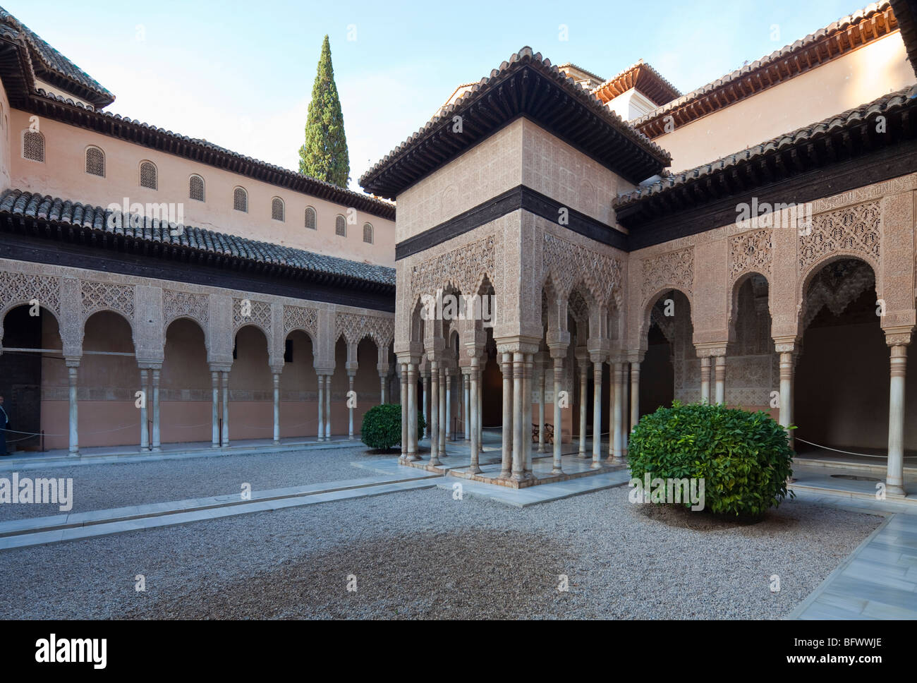 Pavilion et arches, Cour des Lions, à l'Alhambra, Grenade, Espagne Banque D'Images