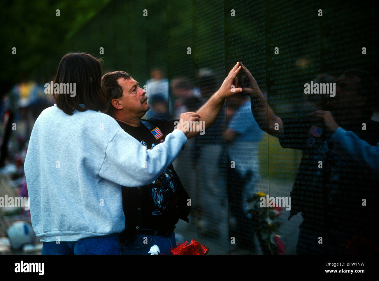 Un biker Moto au Vietnam Memorial Wall lors de l'opération Rolling Thunder rally à Washington, DC. Banque D'Images