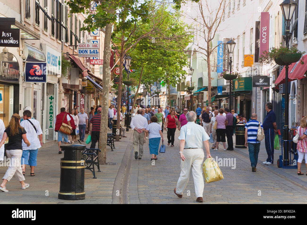 Gibraltar. Shopping dans la foule, rue Main Photo Stock Alamy