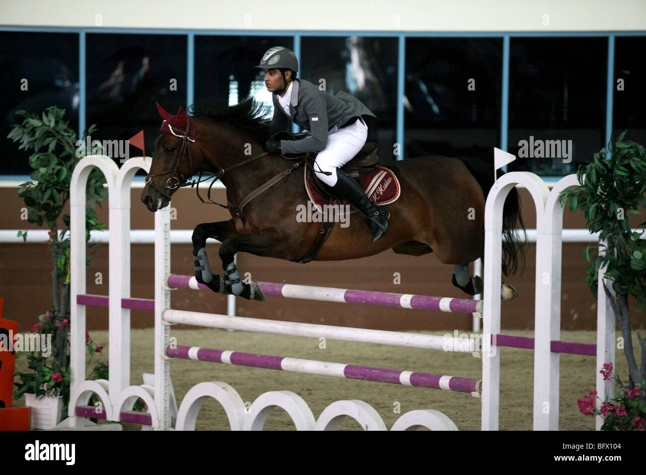 Showjumper qatari Al Haidan en compétition dans un concours régional à la Fédération équestre du Qatar's indoor arena Banque D'Images