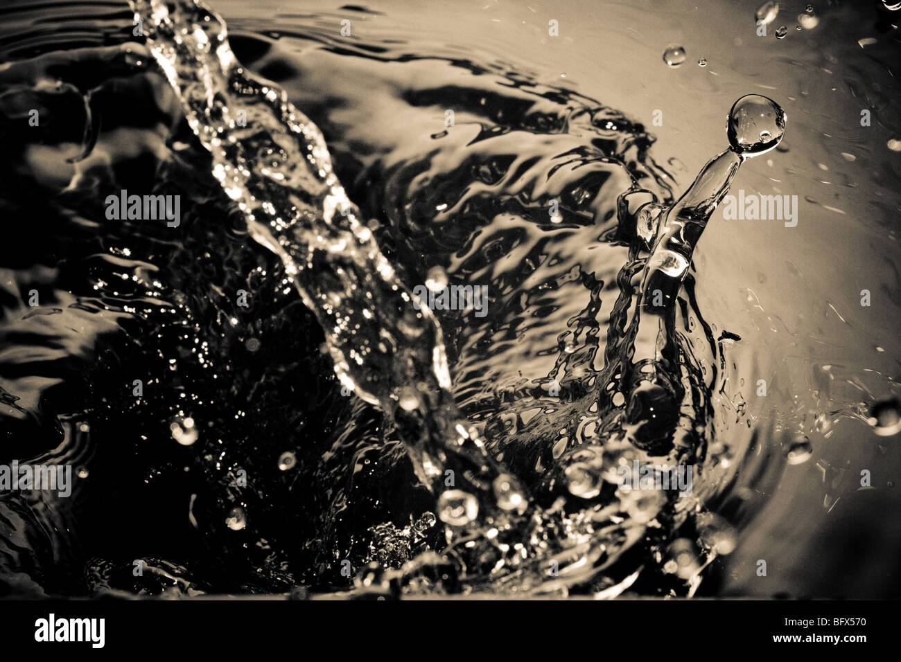 Abstract water splash motion gel gris foncé Banque D'Images