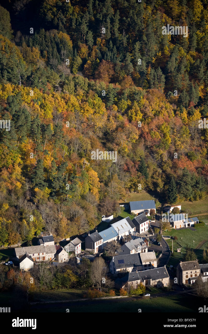 Le hameau, Voissière en automne (Chambon sur Lac - Puy de Dôme - France). Hameau de Voissière en automne (Puy-de-Dôme - France). Banque D'Images