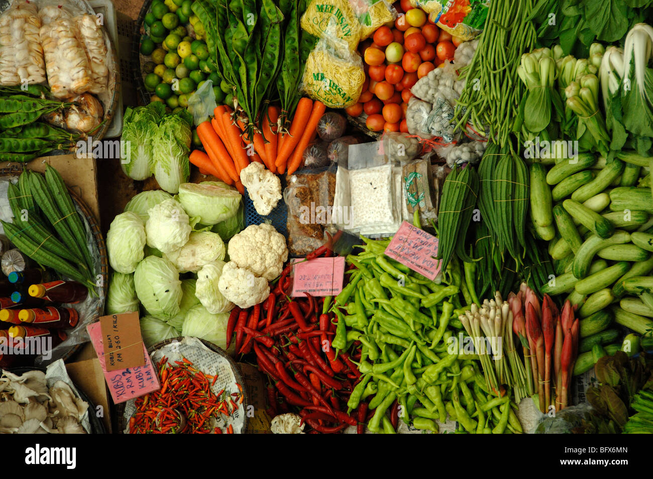 STILL Life Affichage de légumes frais sur le marché calage du marché alimentaire central, Kota Bahru, Malaisie Banque D'Images