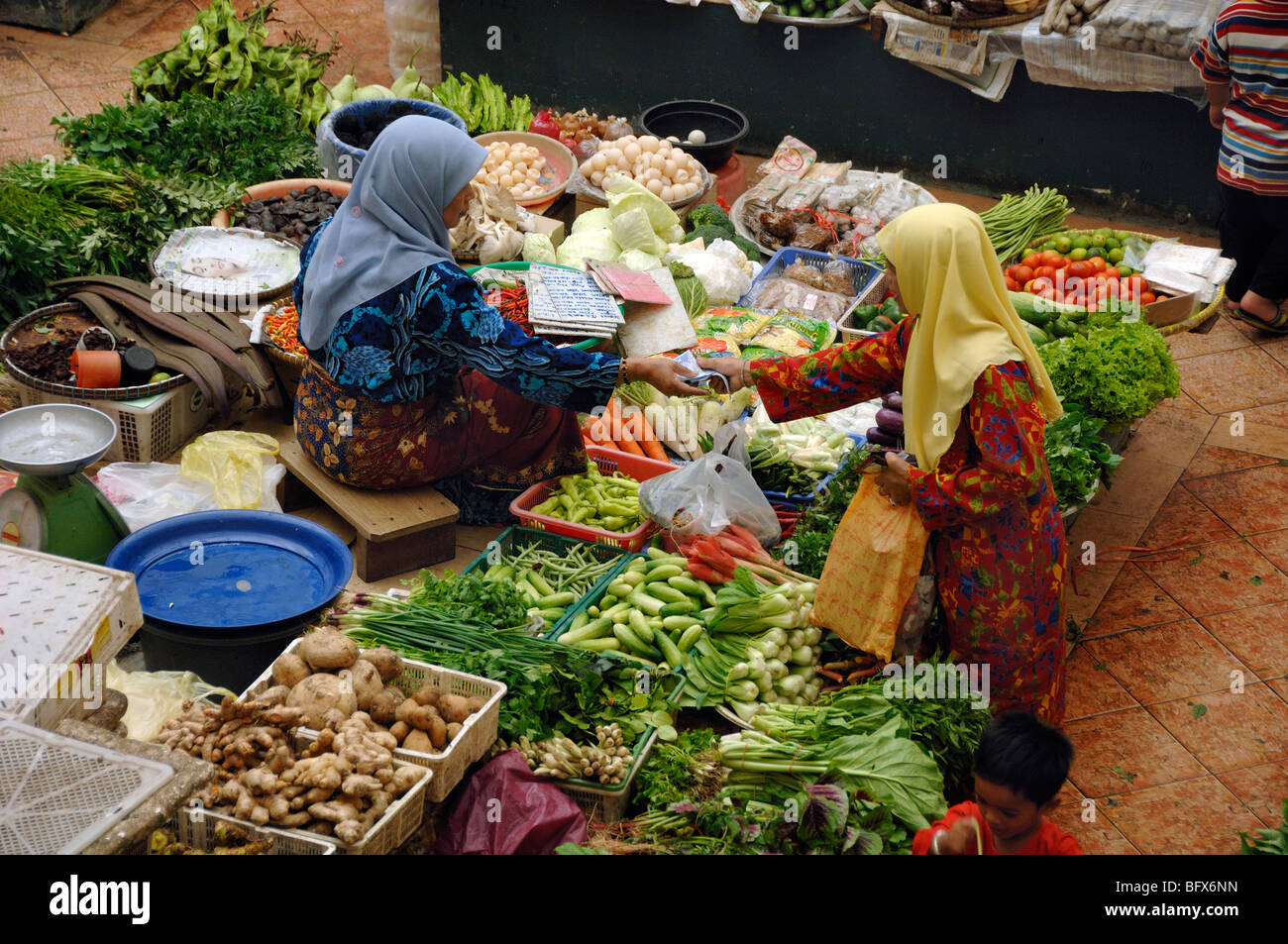 Malay ou Malaysian musulmanes à la tête Scarves Shopping à Central fruit & Vegetable Market, Kota Bahru, Malaisie Banque D'Images