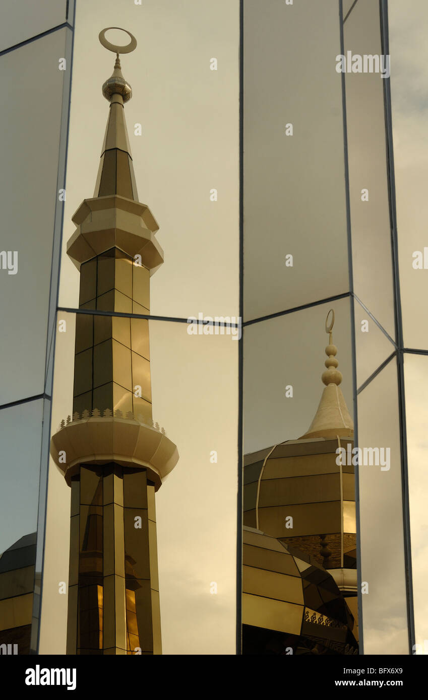 Miroir déformé ou contorsionné réflexions du dôme et des minarets de la Mosquée de cristal tout verre (2006-2008), ou Masjid Kristal, Kuala Terengganu, Malaisie Banque D'Images
