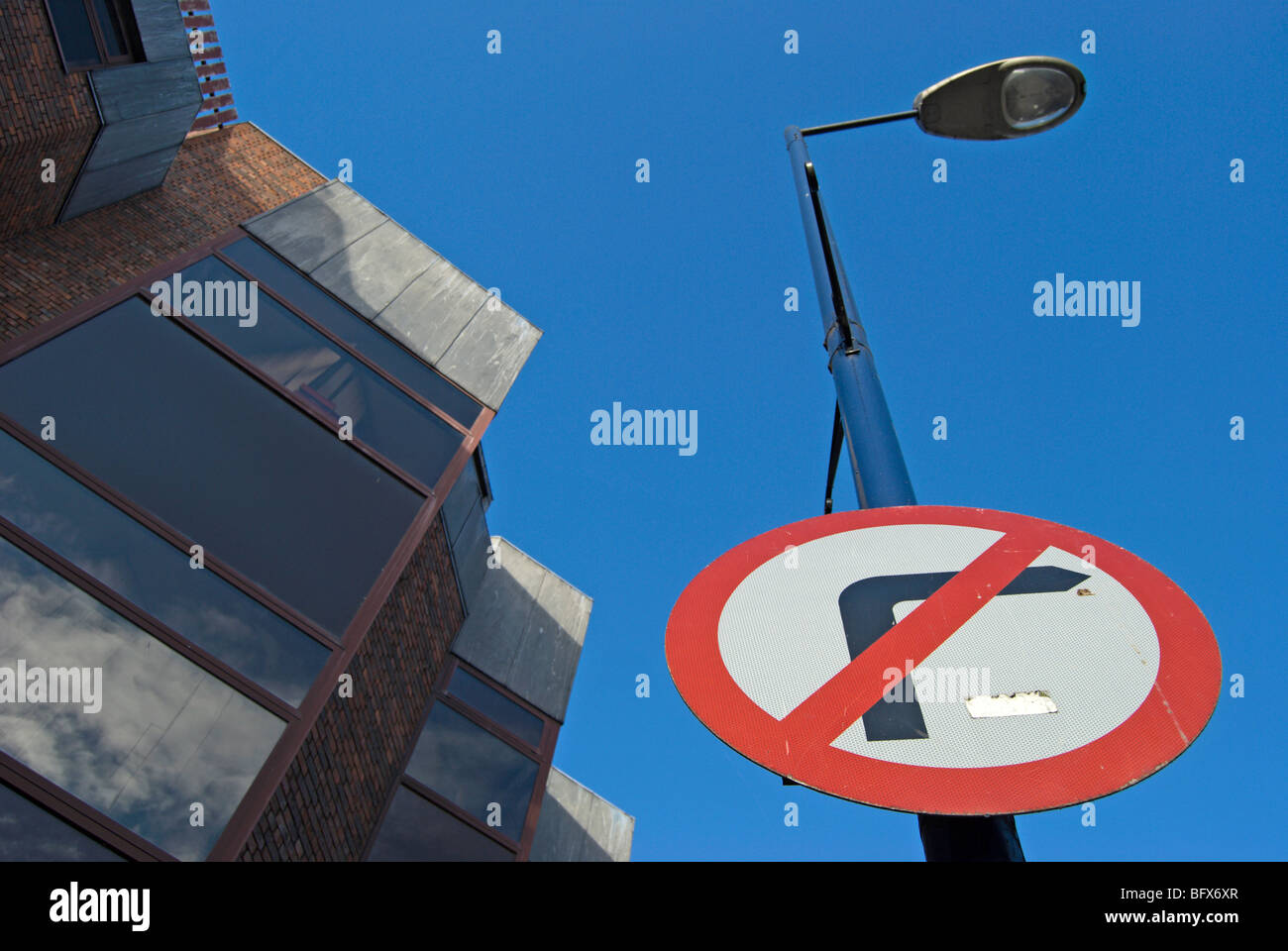 La signalisation routière indiquant l'absence de virage à droite Banque D'Images