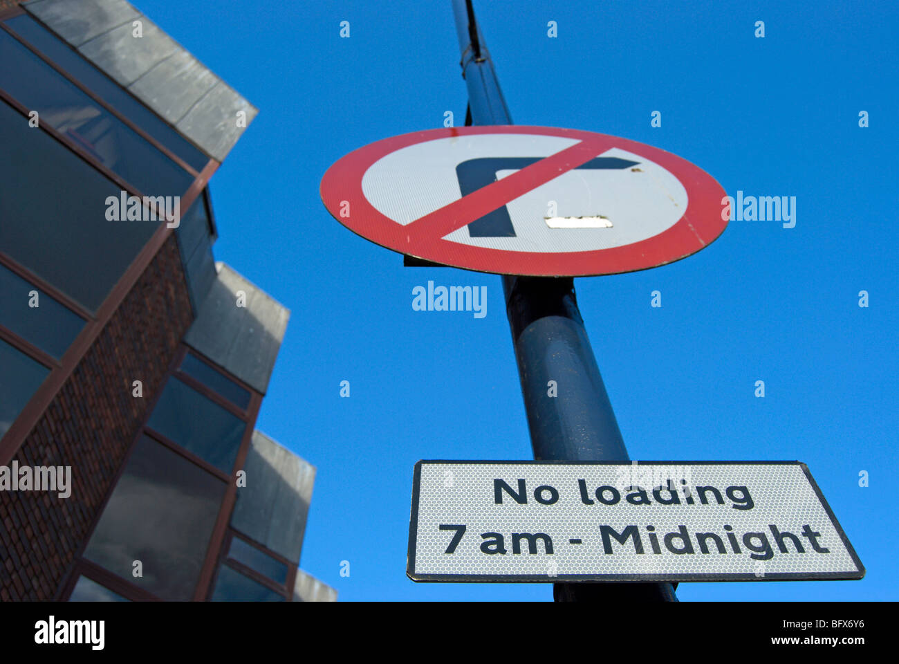 La signalisation routière indiquant l'absence de virage à droite et pas de chargement de 7h à minuit Banque D'Images