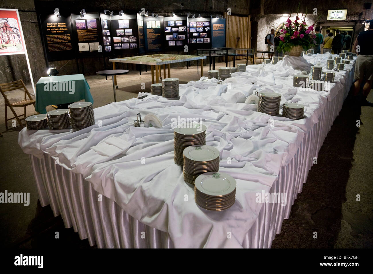 Table et plaques préparées pour un buffet réception dans la chambre. Stanisław Staszic Mine de sel de Wieliczka. Nr Cracovie, Pologne. Banque D'Images