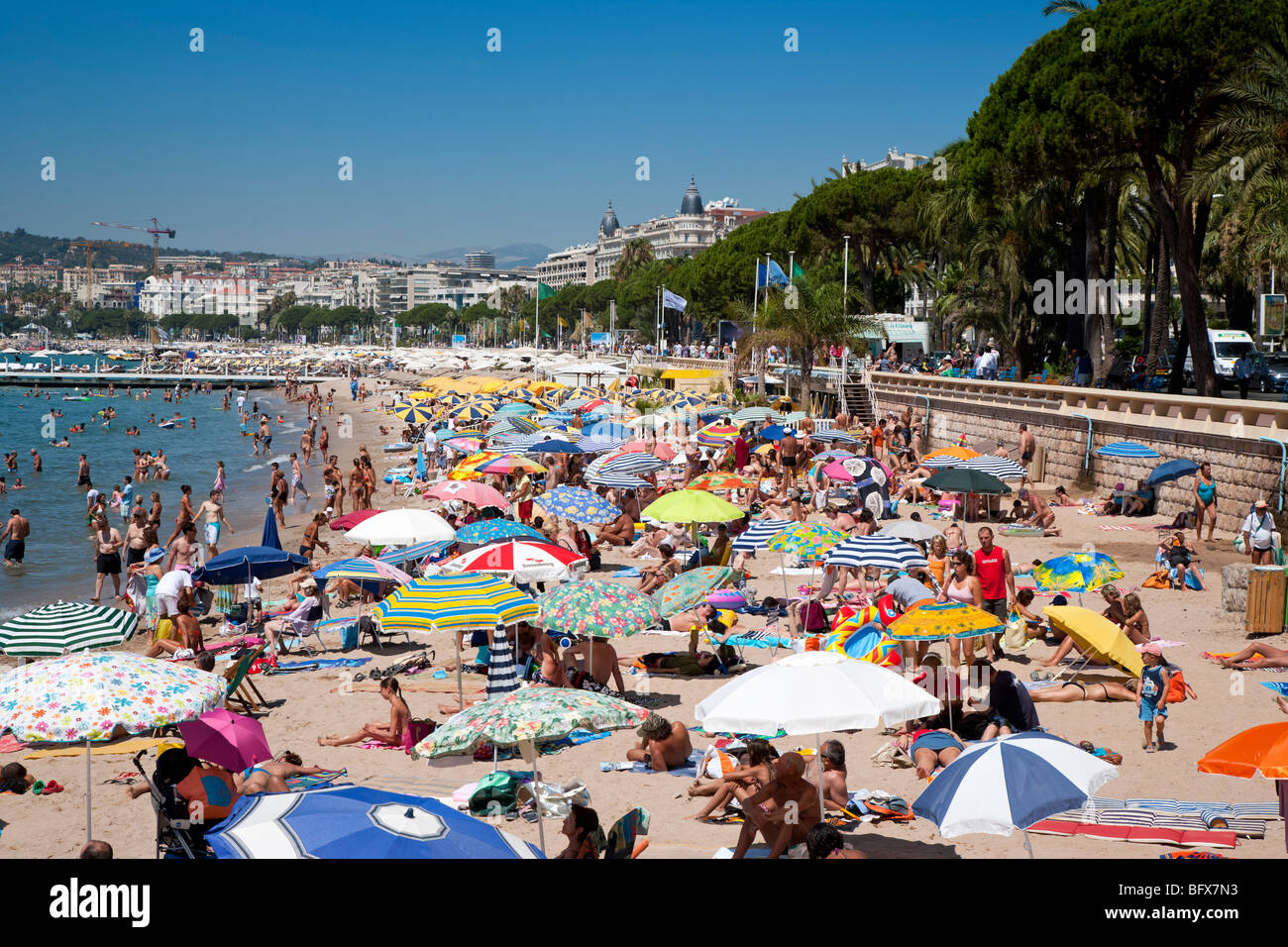 Le soleil sur la plage de Cannes, Côte d'Azur, France Banque D'Images