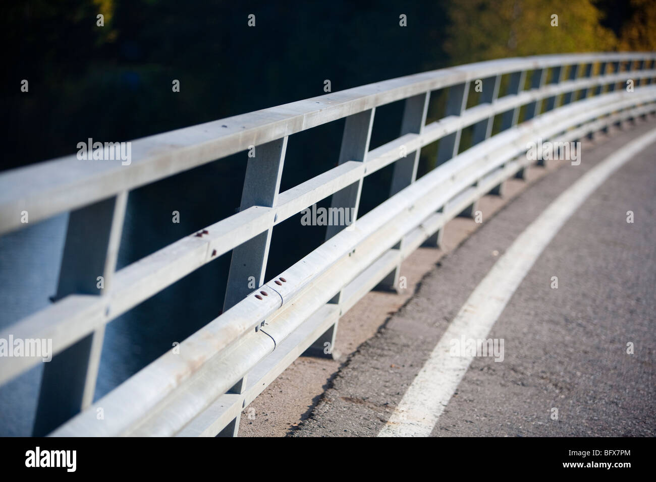 Pont routier parapet métallique , Finlande Banque D'Images