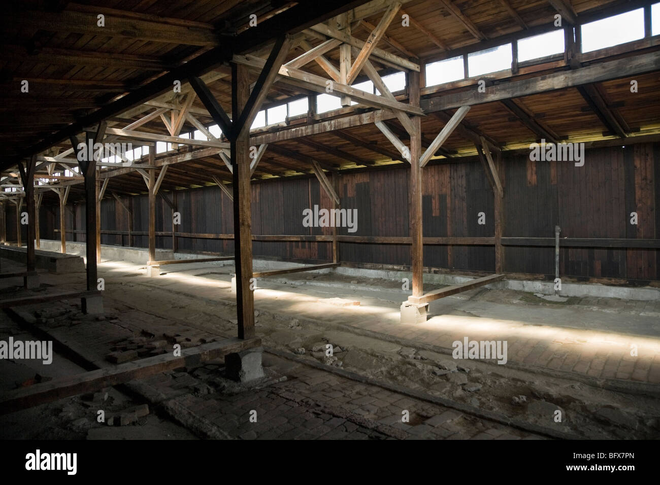 À l'intérieur d'un hangar de la hutte / Birkenau (Auschwitz II - Birkenau) Camp de la mort nazi à Oswiecim, Pologne. Banque D'Images