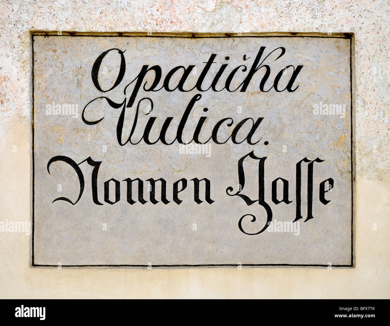 Zagreb, Croatie. Plaque de Rue bilingue peint en croate et allemande - Opaticha ulica / Nonnengasse ('Nun street,) Banque D'Images