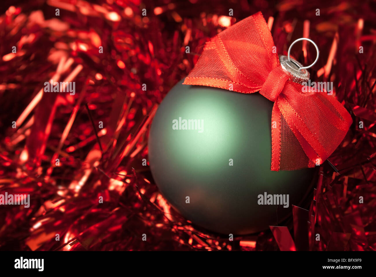 Bal de Noël vert sur le rouge tresse. aRGB. Banque D'Images