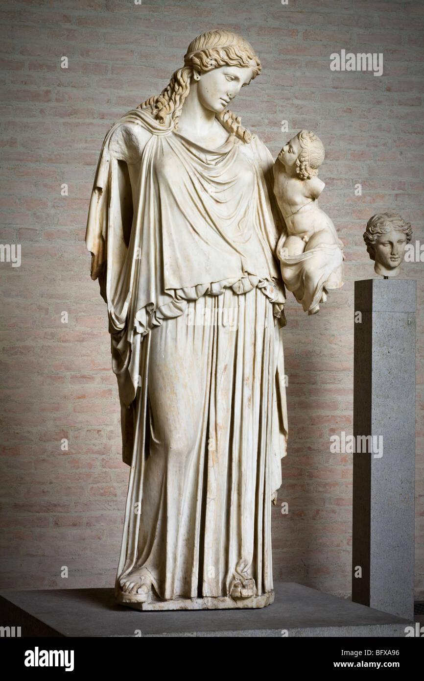 Statue d'Eirene et Ploutos (la richesse et la paix) dans la Glyptothèque de Munich. Voir la description pour plus d'informations. Banque D'Images