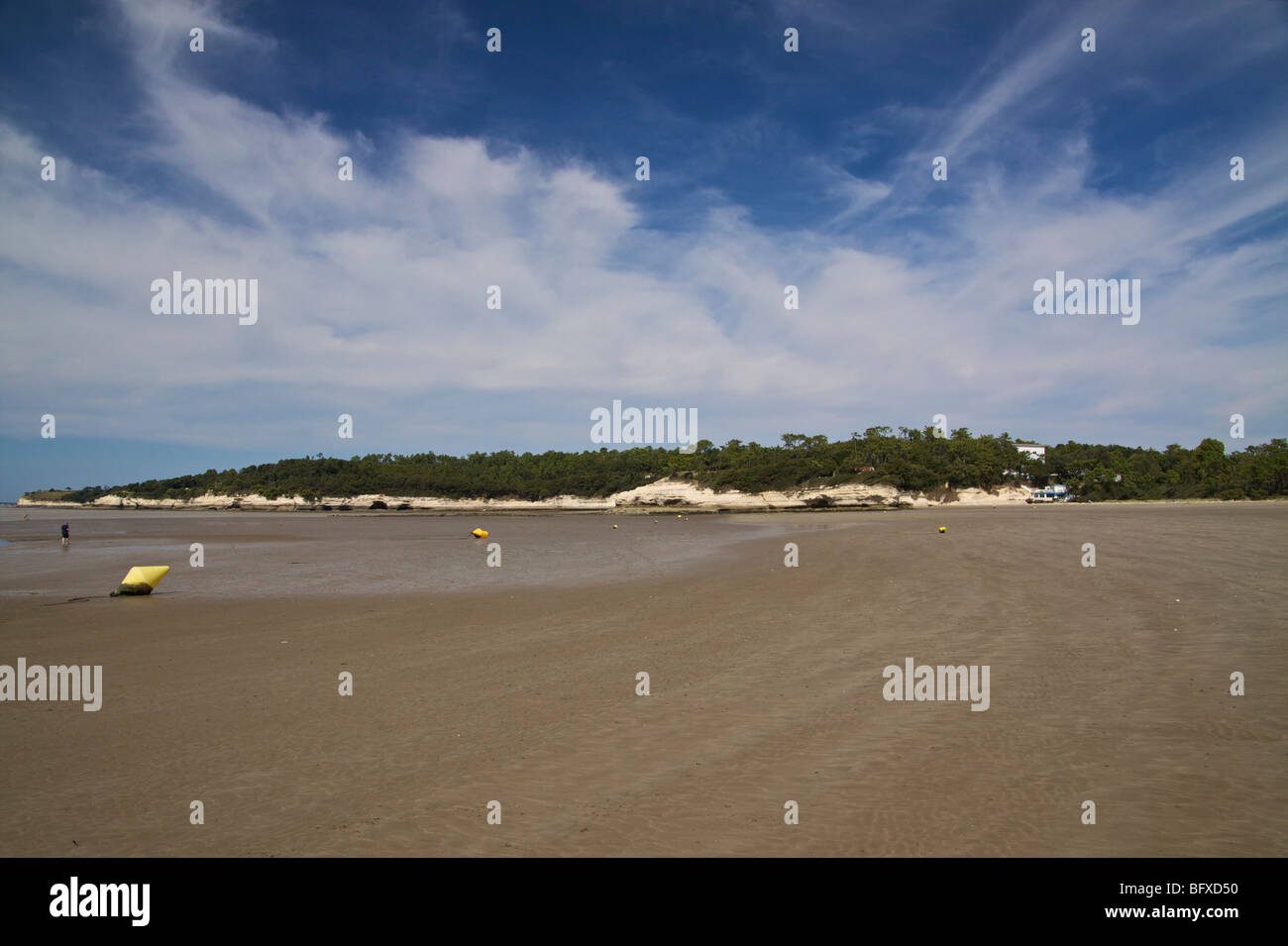 Belle plage sur le côté nord de l'estuaire de la Gironde Banque D'Images