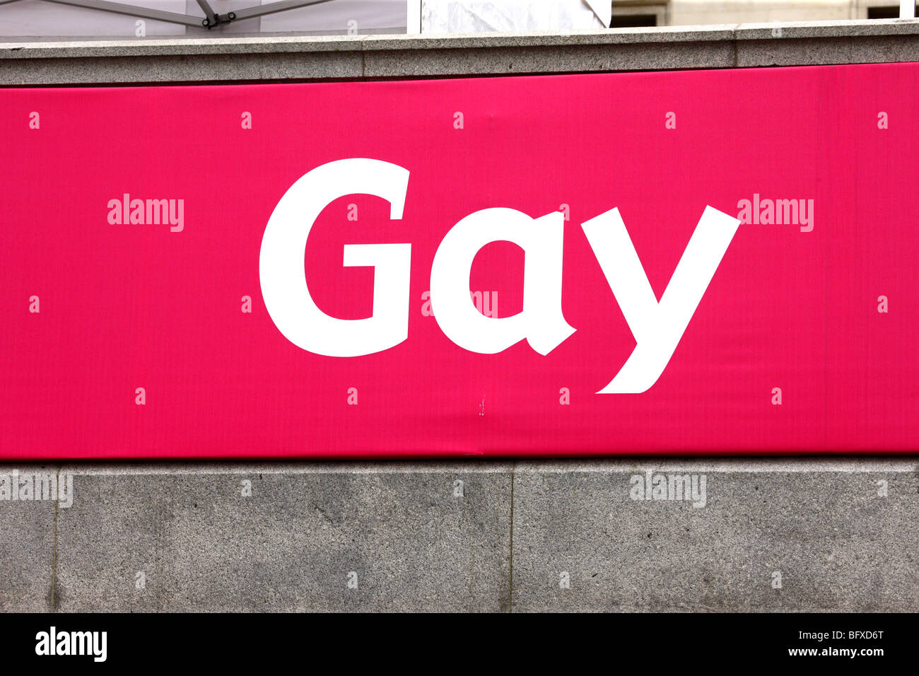 Une bannière avec le mot 'gay' écrit dessus vu au cours de la London Pride Festival Banque D'Images