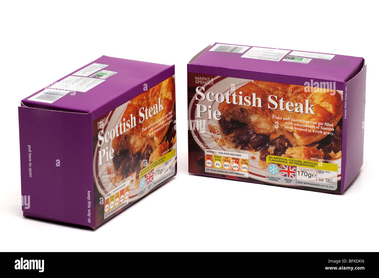 Deux 170 gramme 'Mark et Spencer' traditionnel écossais en boîte "Steak de boeuf des Pies Banque D'Images