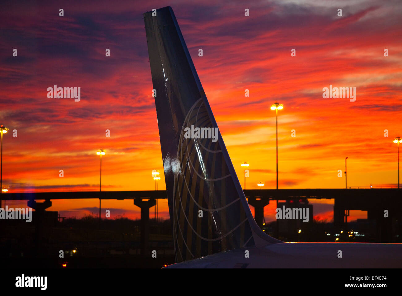 Coucher de soleil derrière un avion de Continental Airlines à l'aéroport international Newark Liberty Banque D'Images
