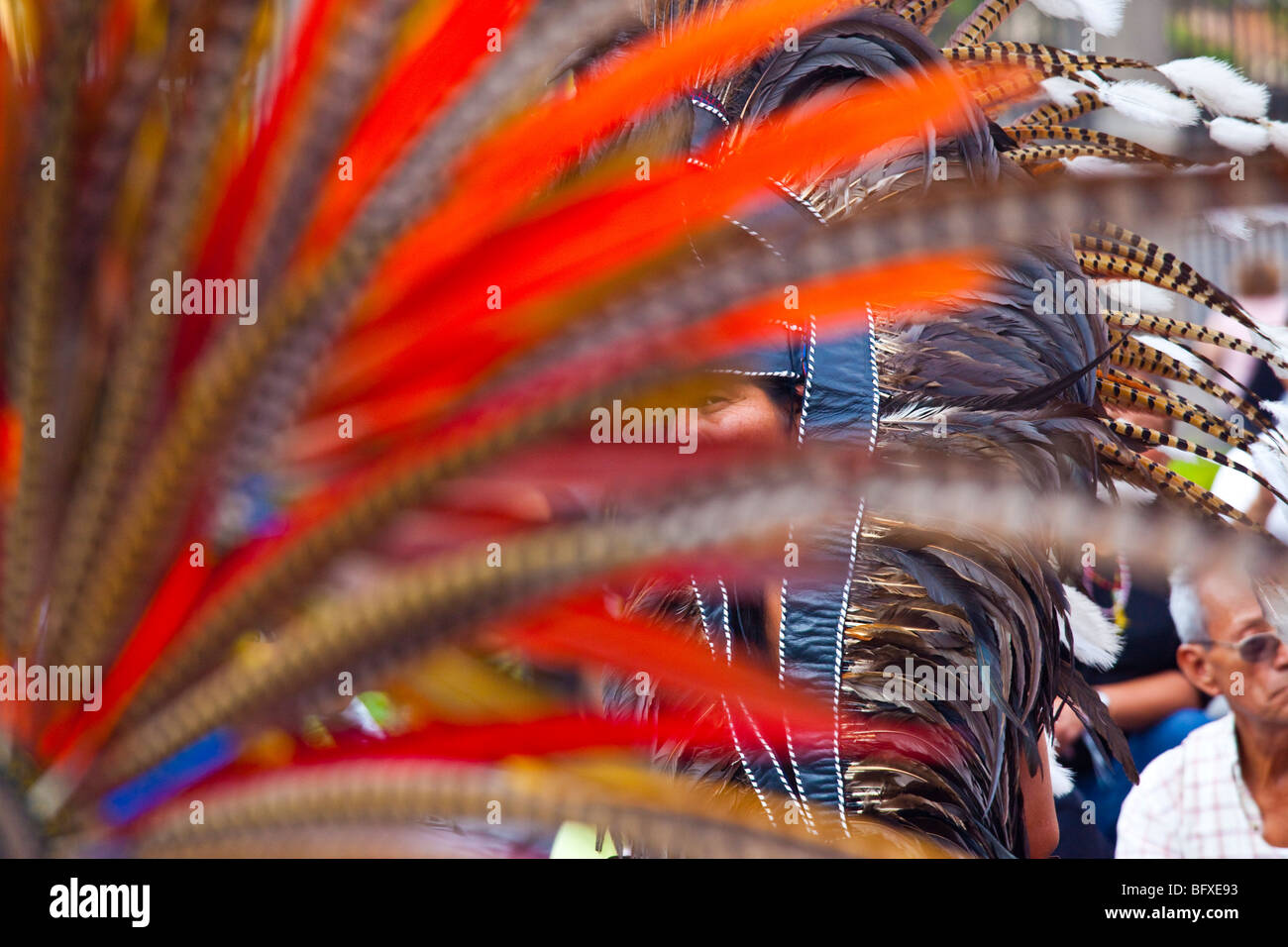 La coiffure de plumes d'un danseur aztèque sur la Plaza de la Constitucion dans Mexico City Banque D'Images