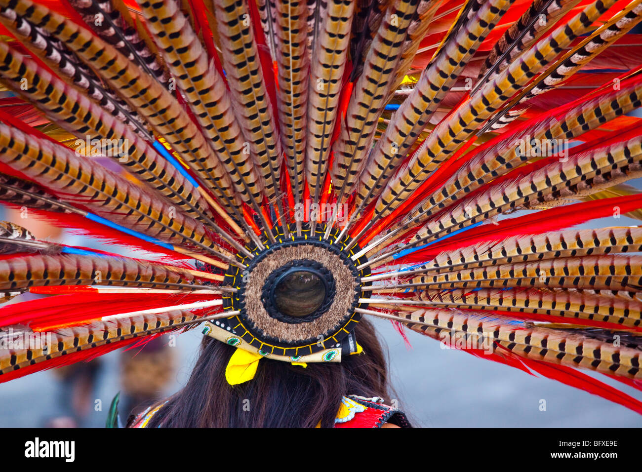 La coiffure de plumes d'un danseur aztèque sur la Plaza de la Constitucion dans Mexico City Banque D'Images