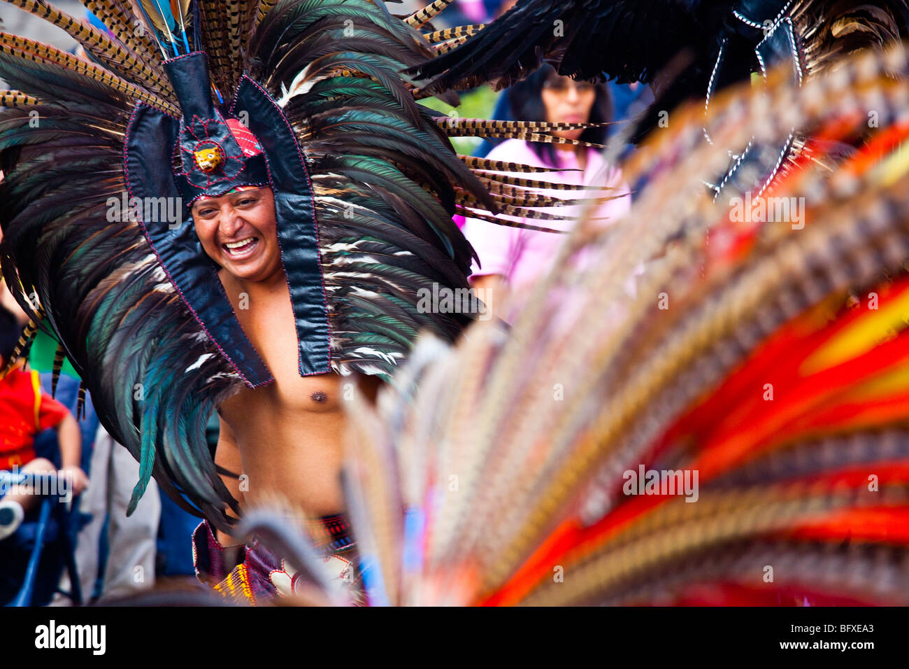 Danseurs aztèques dans la Plaza de la Constitucion dans Mexico City Banque D'Images