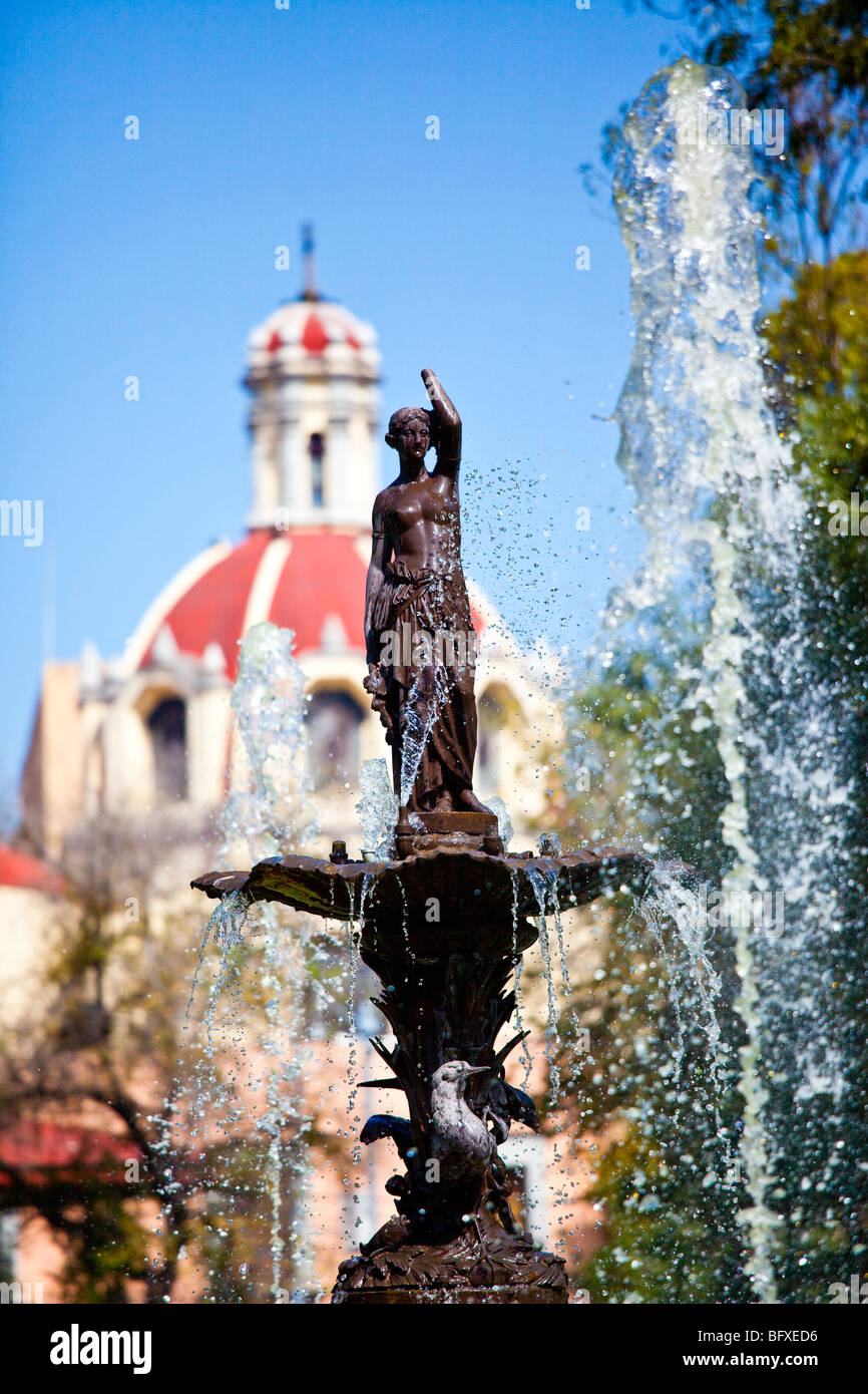 Fontaine et église de San Juan de Dios à Alameda Central Park dans la ville de Mexico Banque D'Images