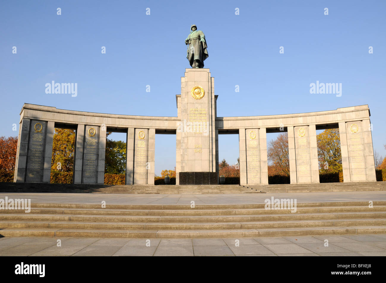 Le monument commémoratif de guerre soviétique par Mikhail Gorvits, Berlin, Allemagne. Érigée par l'Union soviétique pour commémorer ses morts à la guerre. Banque D'Images