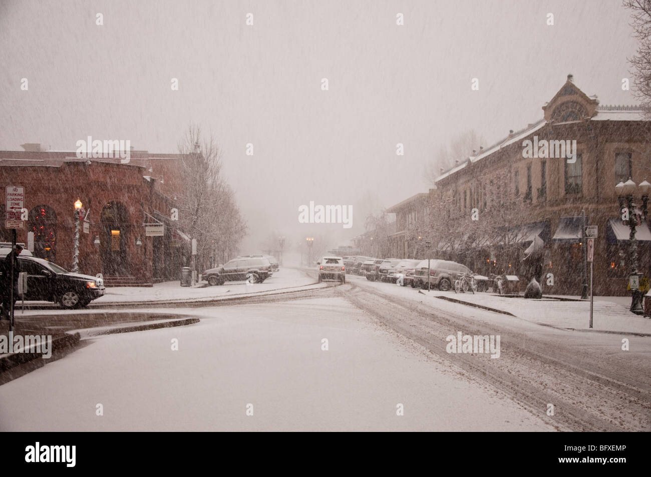 Centre-ville d'Aspen lors d'une tempête de neige Banque D'Images