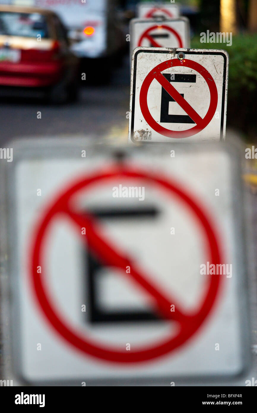 Prohibido estacionarse, pas de panneaux de stationnement dans le quartier Zona Rosa à Mexico Banque D'Images