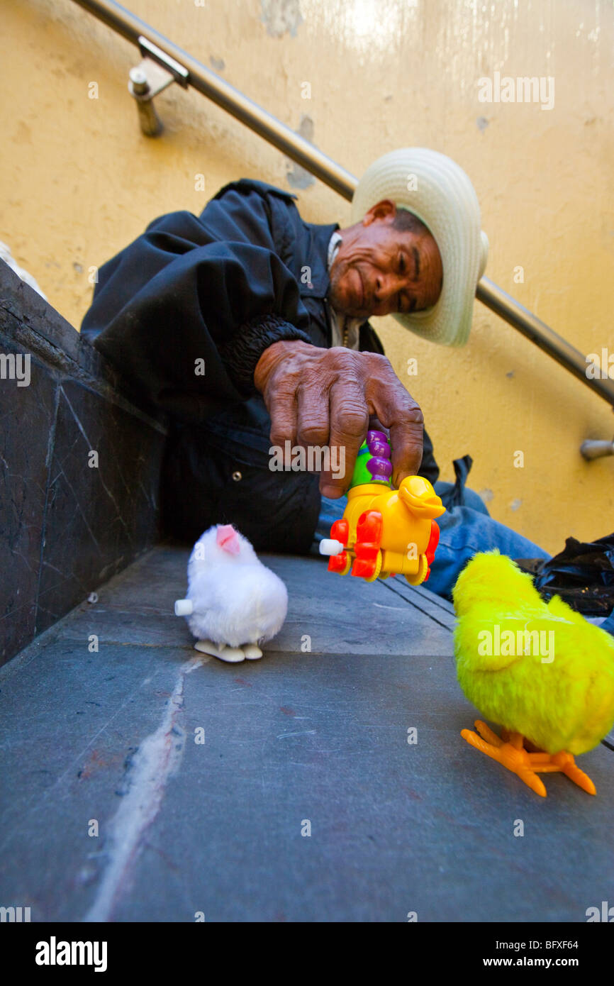 Vieil homme vendant des jouets de petite puissance dans la ville de Mexico Banque D'Images