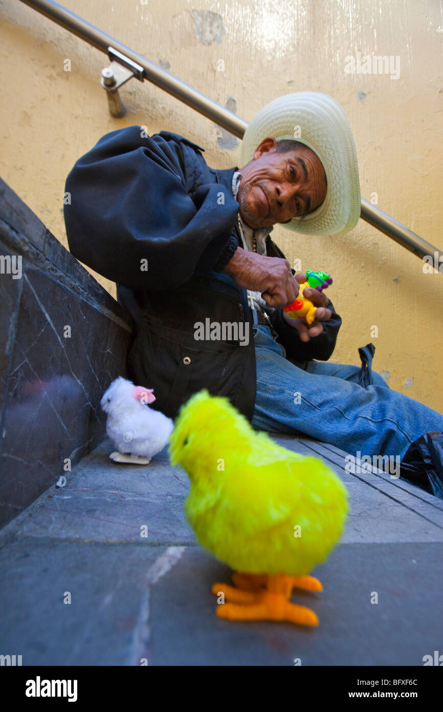 Vieil homme vendant des jouets de petite puissance dans la ville de Mexico Banque D'Images