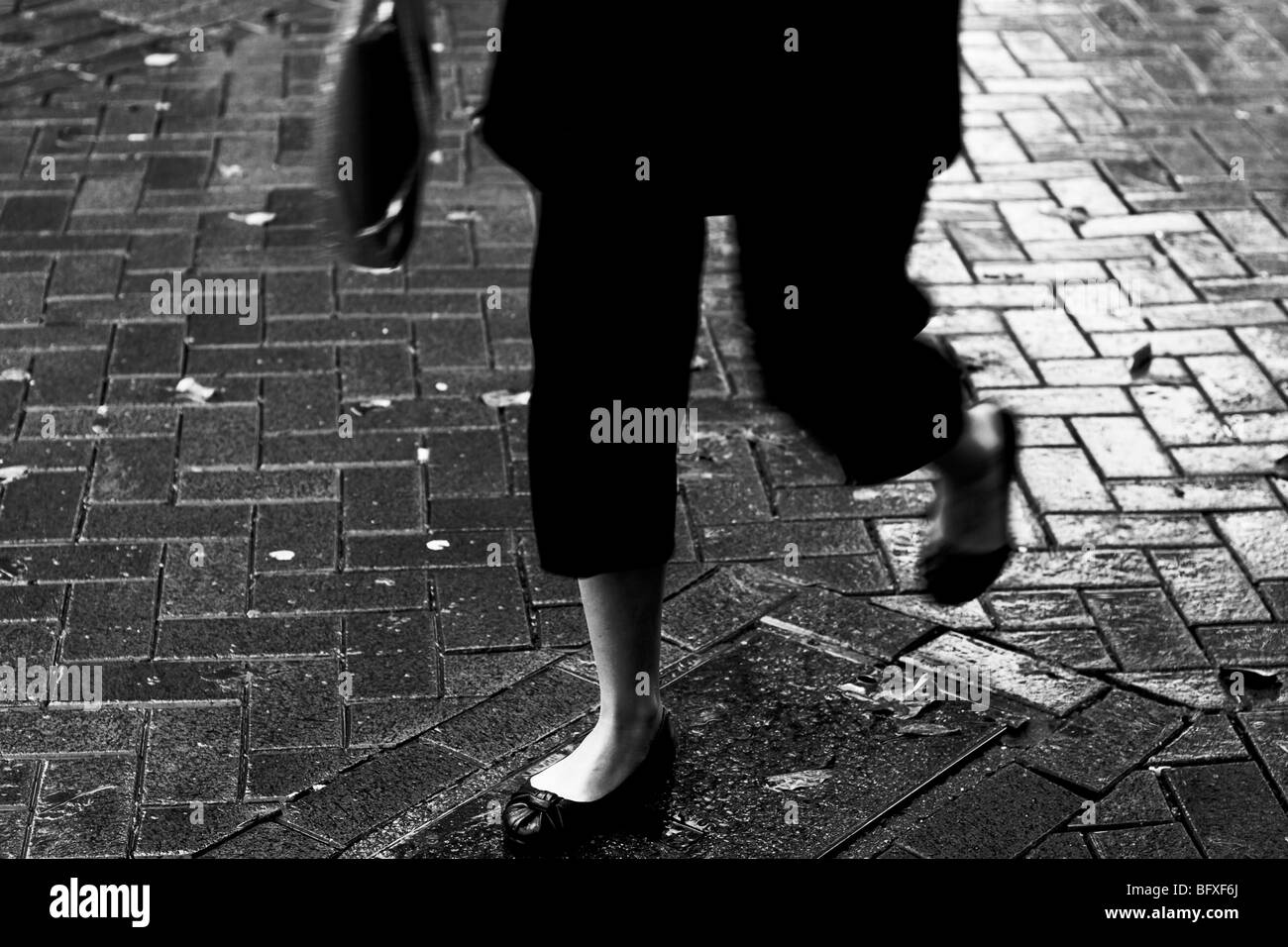 Woman walking in the rain Banque D'Images