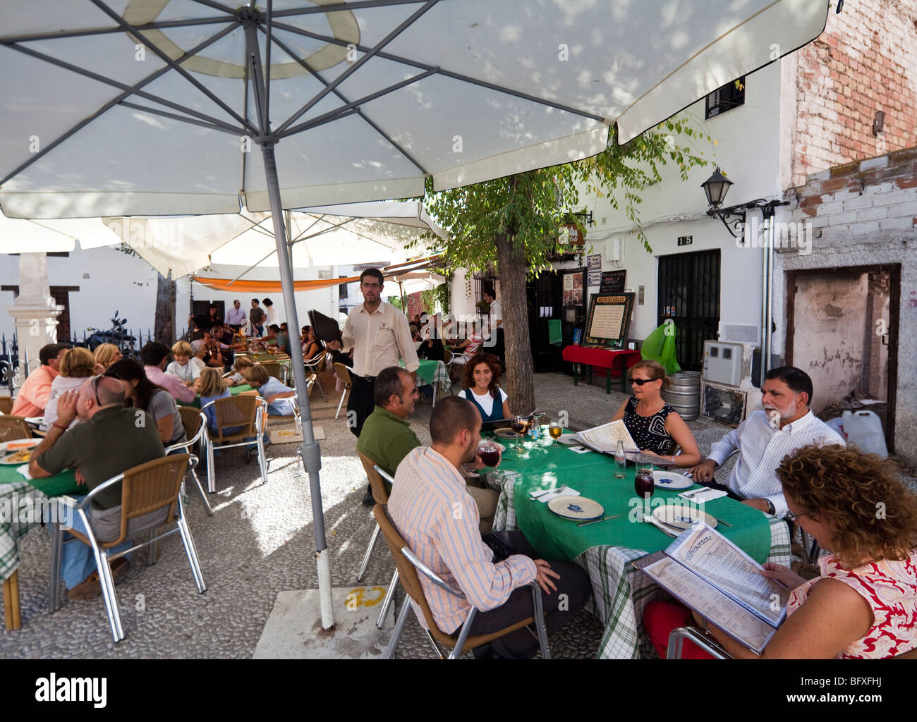 Restaurant en plein air dans l'Albaicin, vieille ville de Grenade, Andalousie, Espagne Banque D'Images