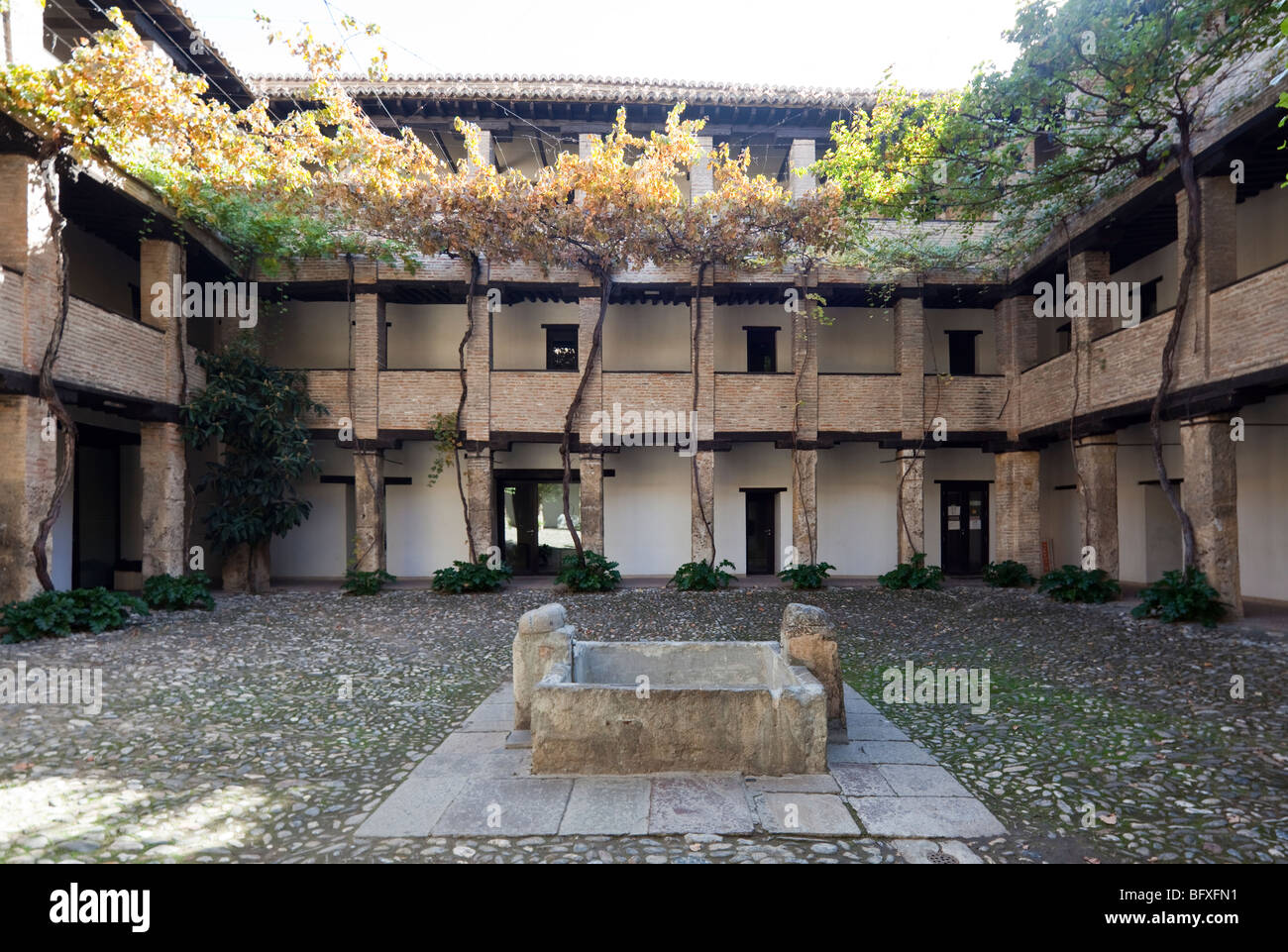 La cour intérieure du Corral del Carbon ou Casa del Carbon, Grenade, Andalousie, Espagne Banque D'Images