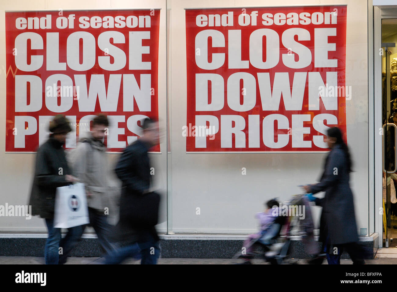 La fermeture des posters sur Oxford Street de Londres Banque D'Images