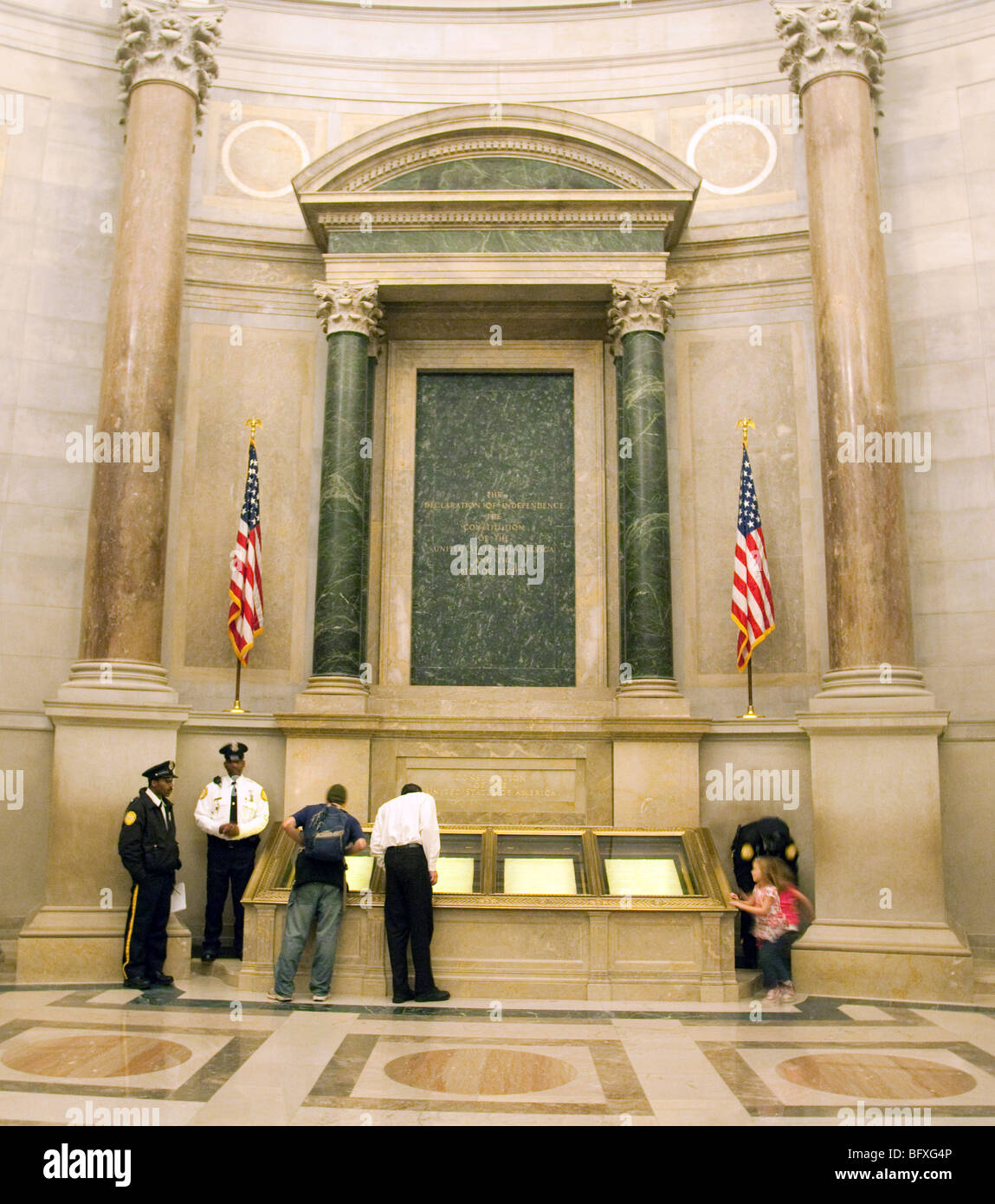Les touristes dans la rotonde, les Archives nationales, Washington DC, USA Banque D'Images