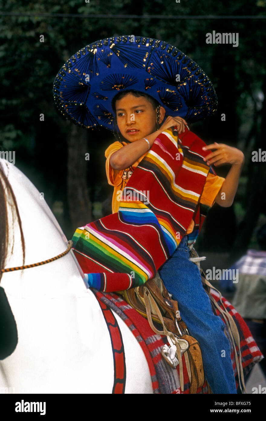 1, un Mexicain, garçon, garçon, jeune garçon, petit garçon, homme, enfant, enfant, assis en selle sur cheval jouet, parc de Chapultepec, Mexico, Mexique Banque D'Images