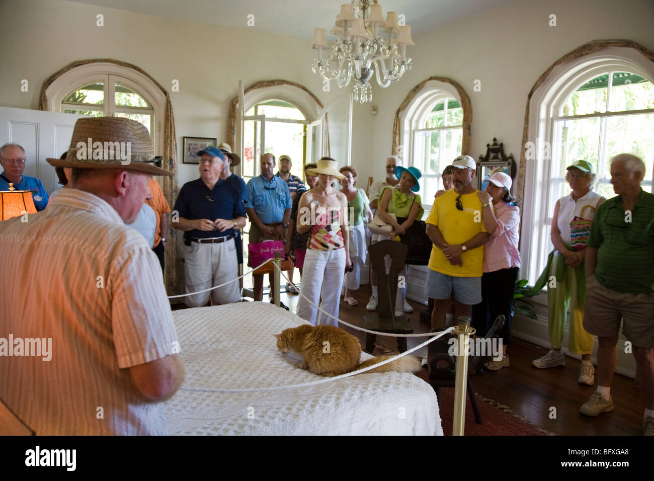 Un chat se trouve sur un lit à l'délimitée Lyndon B Johnson house museum comme une foule de touristes cherche sur, Texas Banque D'Images