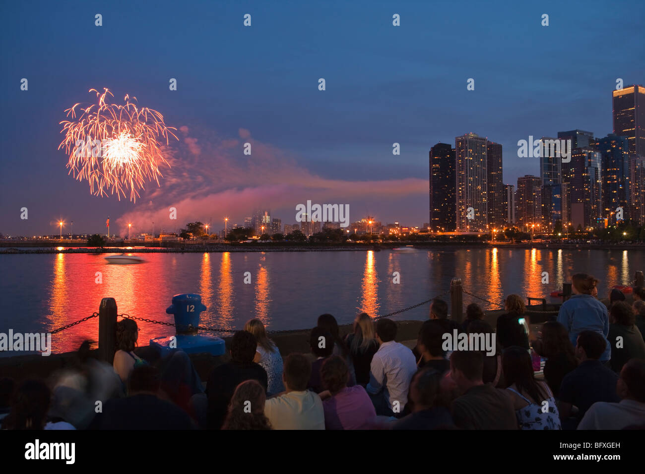 Vue de la ville au crépuscule et à l'artifice du 4 juillet à partir de la jetée sur le lac Michigan, Chicago, Illinois, États-Unis d'Amérique Banque D'Images