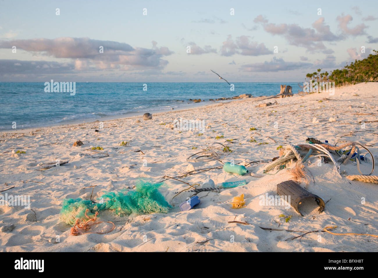 Débris marins en plastique provenant du Gyre du Pacifique Nord sur une plage de l'île au milieu de l'océan Banque D'Images