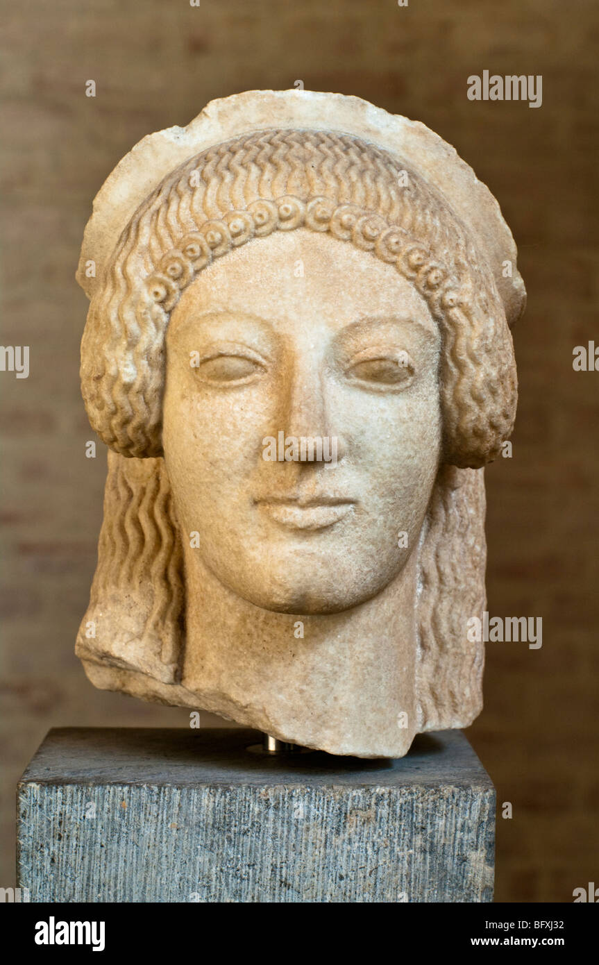 Tête d'un sphinx d'un akroterion du Temple d'Aphaia à Égine, ca. 490 avant J.-C.. Banque D'Images
