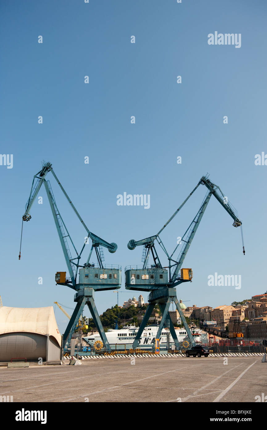 Grues de port italien Ancona Banque D'Images